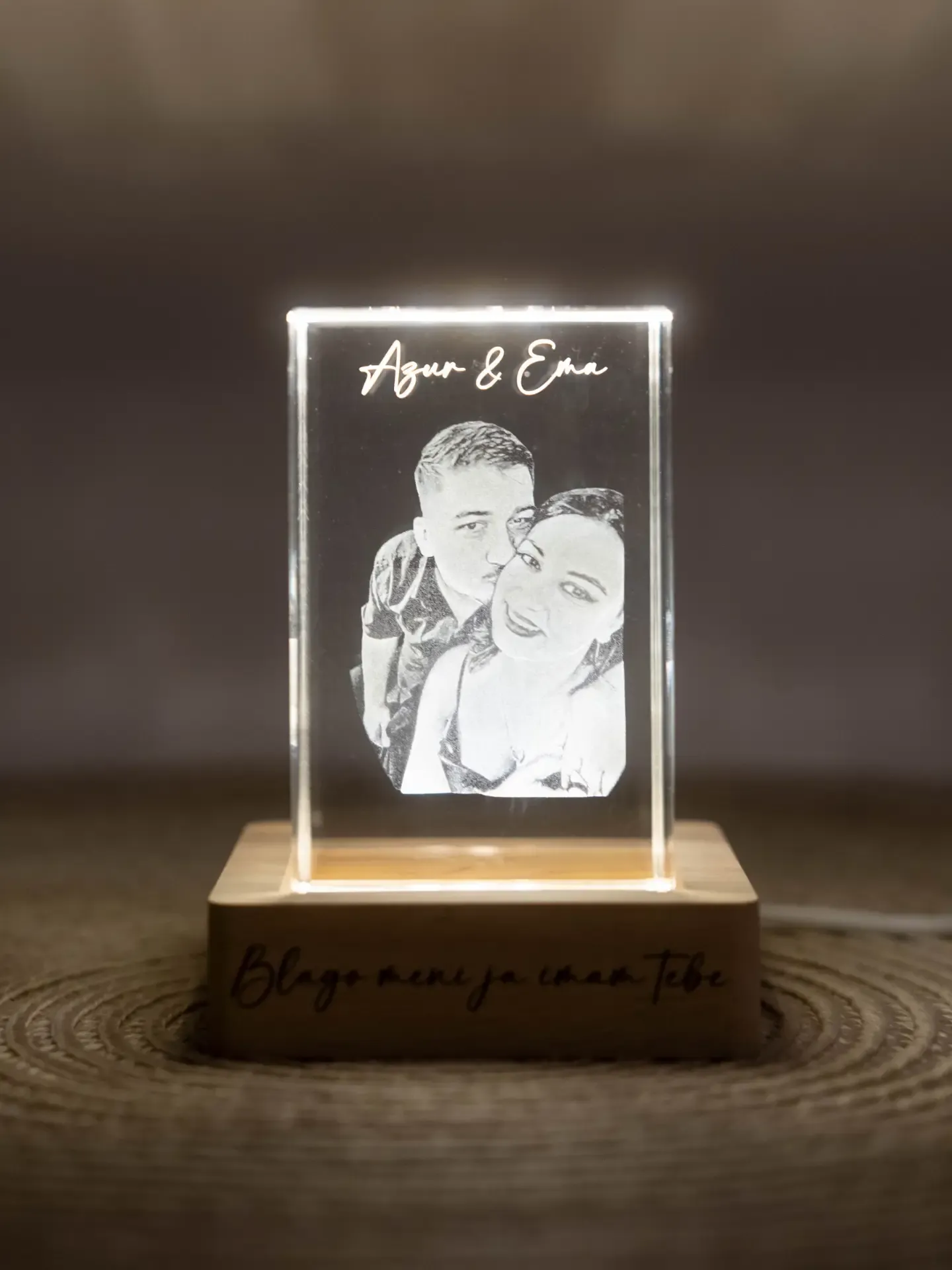 Personalizirani 3D kristal s fotografijom para i posvetom na drvenom postolju