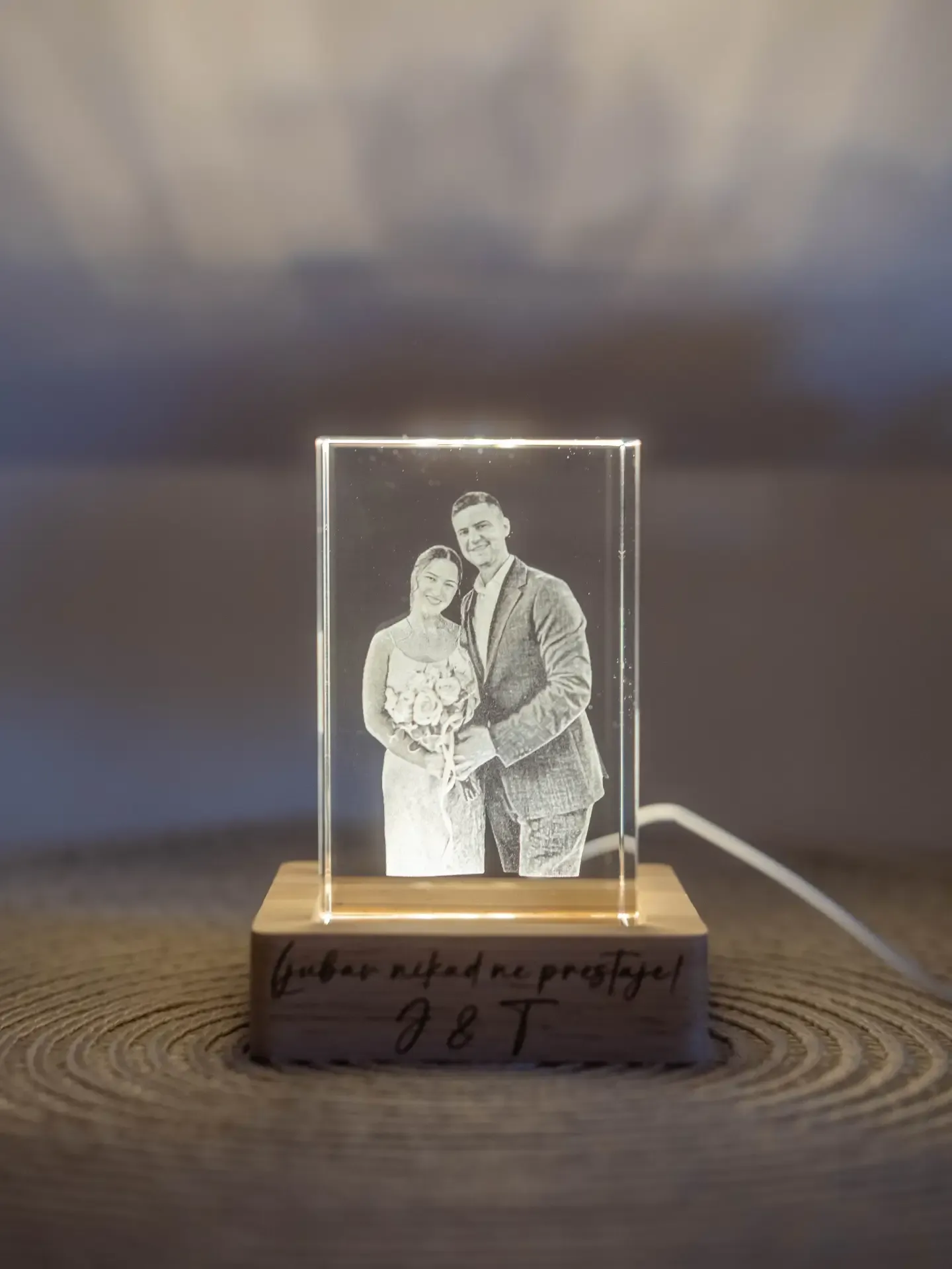 Kristalna lampa s fotografijom mladenaca i posvetom na postolju
