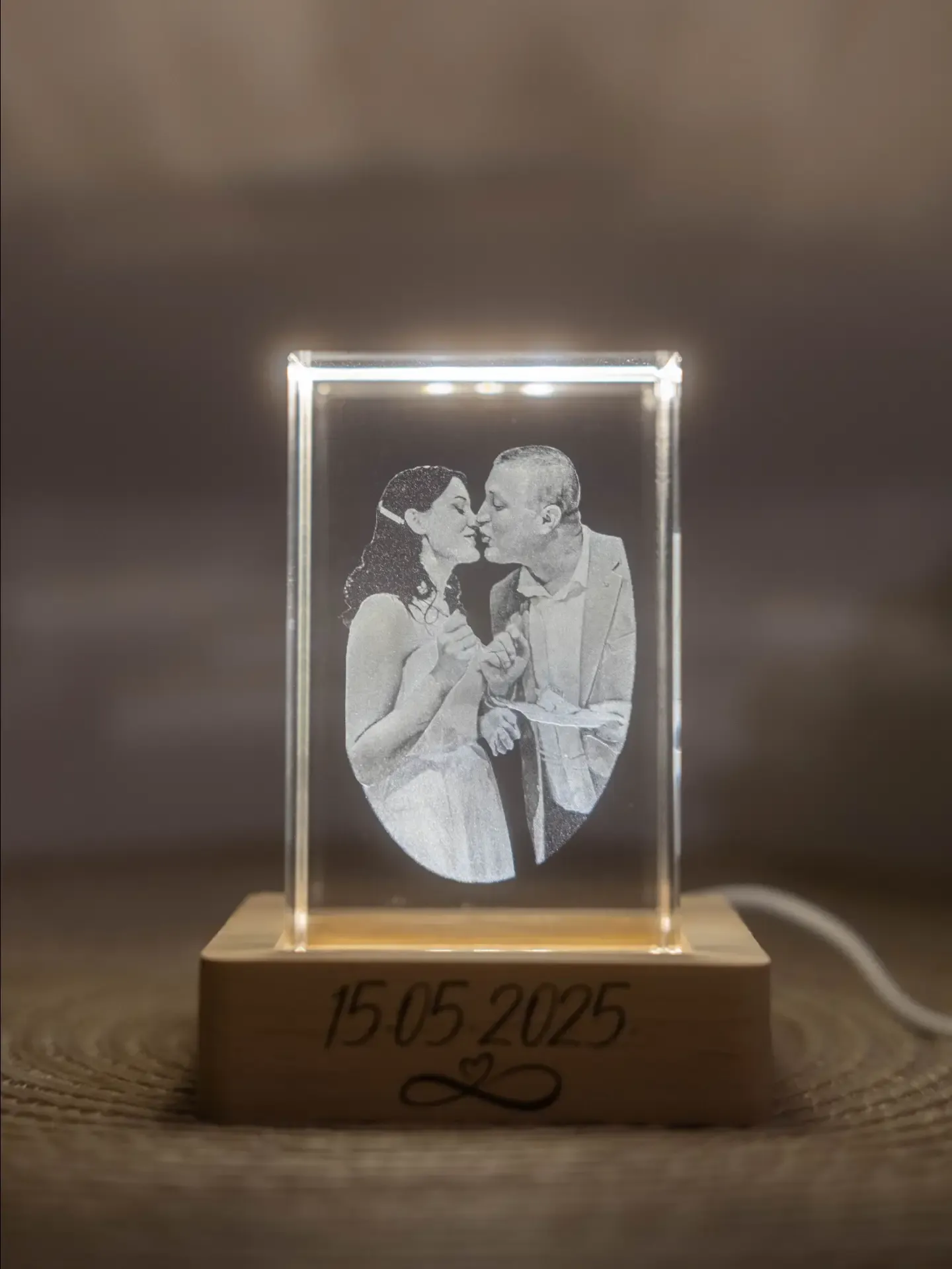 3D kristal s fotografijom para i datumom ugraviranim na postolju